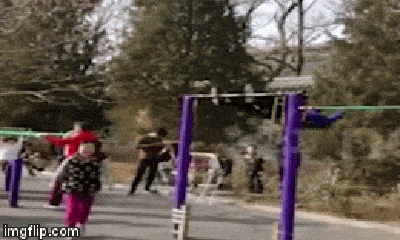 Video: Bé gái đang chơi ở công viên bị cụ già tập đu xà phi trúng người