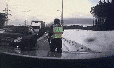 Video: Xe tải drift vì mất lái, viên cảnh sát thoát chết trong gang tấc