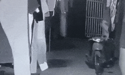 Video: Trộm táo tợn vào tận khu trọ phá khóa, nhẹ nhàng dắt xe máy trốn thoát