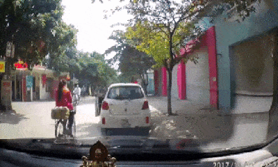 Video: Tài xế mở cửa ô tô bất cẩn, 2 người phụ nữ ngã sõng soài giữa đường