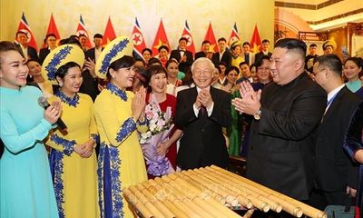 Chủ tịch Triều Tiên Kim Jong-un chơi thử nhạc cụ dân tộc Việt Nam