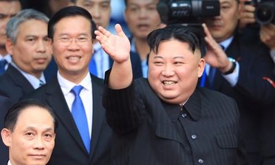 Chủ tịch Triều Tiên Kim Jong-un vẫy tay chào tạm biệt, lên tàu rời Việt Nam về nước