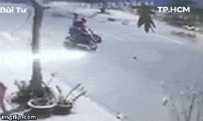 Video: Cô gái chấn thương nặng vì bị tên cướp quật ngã xuống đường, kéo lê vài mét