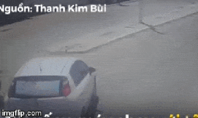 Video: Vừa tông trúng ô tô, tài xế xe máy lại bị cột đèn rơi vào người