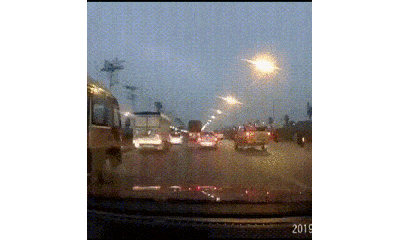 Video: Ô tô mất lái đâm vào dải phân cách, lật ngửa giữa đường