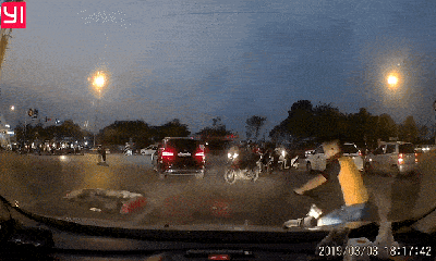Video: Xe đạp tạt đầu ô tô, tay lái nhí khiến tài xế thót tim