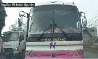 Video: Xe khách cố tình lấn làn bị tài xế chạy ngược chiều làm cho “bẽ mặt”
