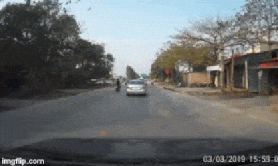 Video: Thanh niên lao xe máy vào làn ngược chiều, tạt đầu nhiều ô tô và cái kết đắng sau 5 giây