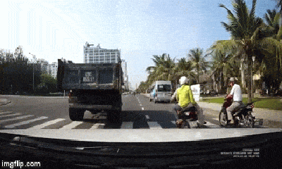 Video: Nam thanh niên chở cô gái đuổi theo ôtô tải, cầm gạch ném vỡ kính xe