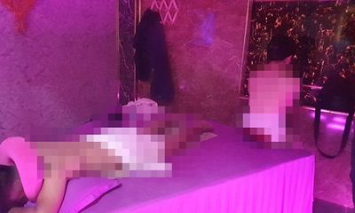 Bắt quả tang nữ nhân viên massage thoát y kích dục cho khách trong phòng VIP