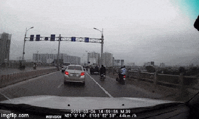 Video: Khiếp vía cảnh Honda CR-V lật ngửa trên cầu Vĩnh Tuy, nhiều xe máy 