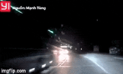 Video: Hú hồn cảnh tài xế đánh lái tránh xe khách vượt ẩu trong đêm