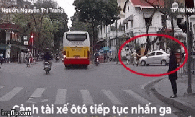 Video: Bị chặn bắt, tài xế nhấn ga đẩy lùi CSGT rồi bỏ chạy