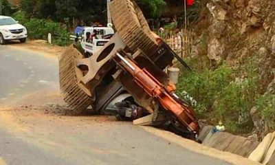 Tai nạn hi hữu: Máy xúc rơi khỏi thùng xe tải đè chết người đi đường