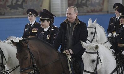 Tổng thống Putin cùng cưỡi ngựa với các ‘bông hồng thép’ nước Nga, gửi lời chúc nhân ngày 8/3