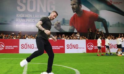 Beckham thi triển kỹ thuật sút phạt thu hút fan Việt