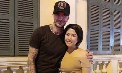 David Beckham thân thiện xuống phố đi bộ khoác vai chụp ảnh cùng fan Việt