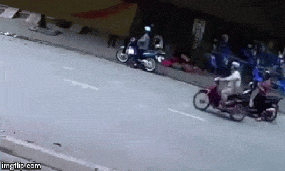 Video: 15s dừng xe giữa đường nghe điện thoại, người phụ nữ khiến nam thanh niên bất động
