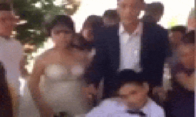 Video: Cả hội trường bật khóc vì cảm động khi cô dâu chú rể bước vào lễ đường