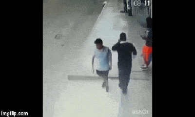 Video: Tên cướp giật điện thoại người đi đường rồi nhảy lên ô tô tẩu thoát ngoạn mục như phim