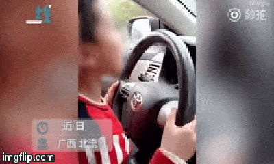 Video: Rùng mình cảnh bố để con trai 4 tuổi ngồi lên đùi lái ôtô chở cả nhà