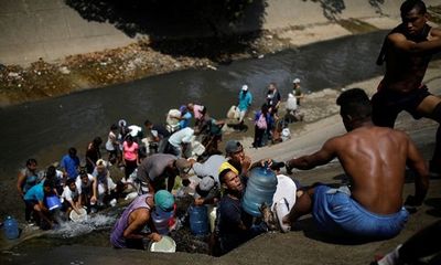 Xót xa cảnh người dân Venezuela đổ xô đi hứng nước cống về dùng do mất diện kéo dài