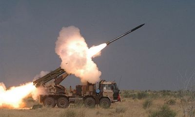 Ấn Độ thử nghiệm pháo phản lực dẫn đường sát sườn Pakistan giữa lúc căng thẳng leo thang