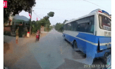 Video: Bé trai bất thình lình băng qua đường, tài xế ôtô 