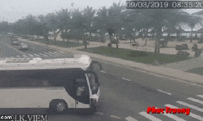 Video: Quay đầu thiếu quan sát, xe khách gây tai nạn thảm khốc ở Đà Nẵng