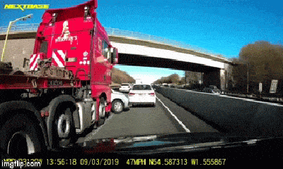 Video: Ôtô bất thình lình tạt đầu xe kéo trên cao tốc và cái kết đắng