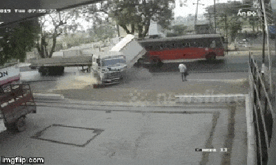 Video: Thoát chết thần kì sau cú va chạm kinh hoàng của hai xe tải