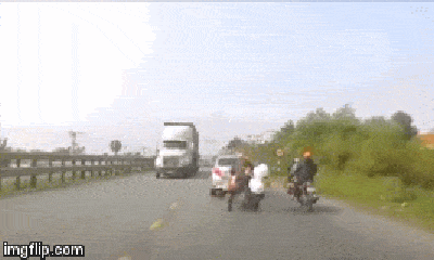 Video: Mẹ Việt nhanh tay cứu con nhỏ trước bánh xe container lên báo nước ngoài