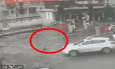 Video: Cậu bé sống sót thần kì sau cú đâm kinh hoàng của ô tô