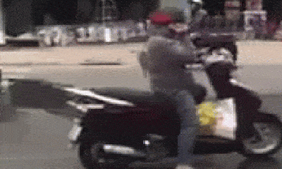 Video: Người phụ nữ thản nhiên dừng xe giữa đường gần 2 phút nghe điện thoại