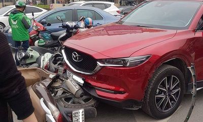Nữ tài xế Mazda đâm hàng loạt xe máy ở Ngã Tư Sở