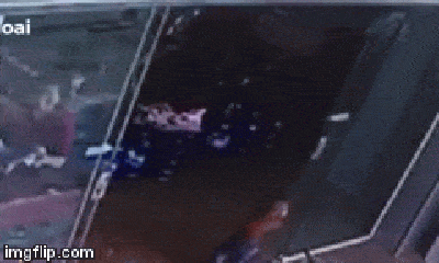 Video: Hoảng hồn chứng kiến cảnh kính cường lực vỡ vụn đổ sập lên đầu bé trai