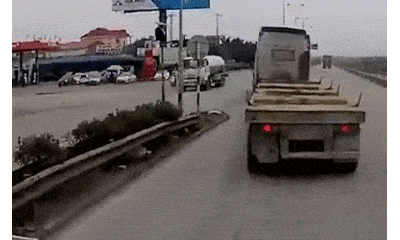 Video: Tài xế xe đầu kéo đánh lái đâm vào đuôi container, cứu mạng 