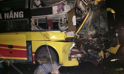 Thanh Hóa: Xe khách giường nằm tông xe đầu kéo, húc đổ tường nhà dân lúc rạng sáng