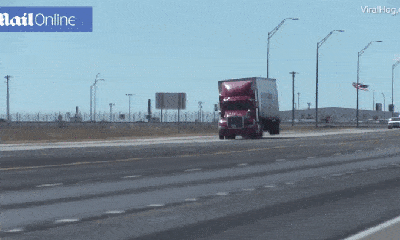 Video: Kinh hoàng khoảnh khắc gió nhấc bổng xe bán tải đang đi trên đường