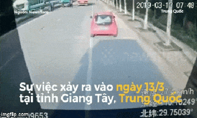 Video: Tài xế ô tô chặn đầu xe buýt cho vợ bắt xe, suýt gây tai nạn thảm khốc