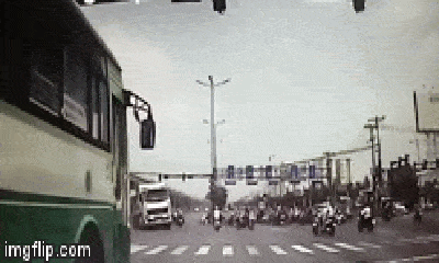 Video: Xe buýt vượt đèn đỏ, tài xế xe bồn nhanh trí bẻ lái tránh tai nạn thảm khốc