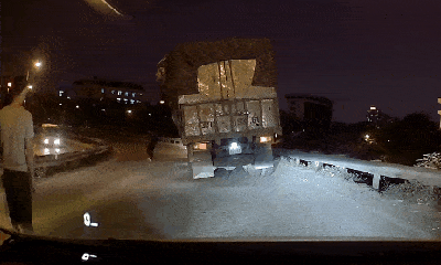 Video: Tài xế đủng đỉnh nhảy khỏi xe tải đang nghiêng nhưng lập tức giật mình bỏ chạy sau 3 giây