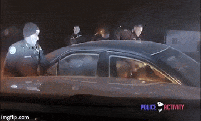 Video: Khoảnh khắc 2 nghi phạm lái xe chèn qua cảnh sát Mỹ bị bắn hạ tại chỗ