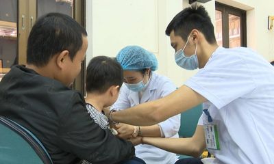 Đình chỉ một loạt cán bộ sau vụ hàng loạt trẻ nhiễm sán lợn ở Bắc Ninh
