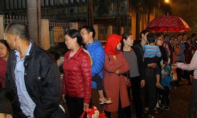 Hàng trăm người dân Bắc Ninh đội mưa, xếp hàng từ quá nửa đêm để chờ xét nghiệm sán lợn