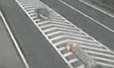 Video: Ô tô chạy với tốc độ như tên bắn, lao thẳng vào rào chắn trên cao tốc