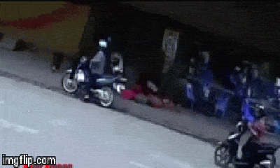 Video: Dừng xe máy giữa đường nghe điện thoại, nữ ninja nhận cái kết đắng