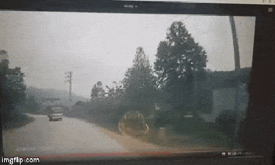 Video: Xe tải chạy tốc độ cao tông trực diện ôtô con, 5 người thoát khỏi 