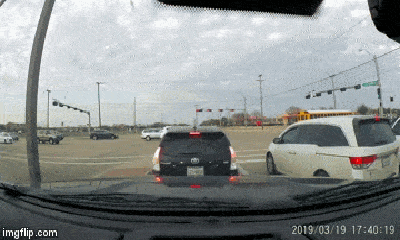 Video: Vượt đèn đỏ như tên bắn, tài xế ô tô nhận kết cục bi thảm