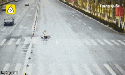 Video: Kinh hoàng khoảnh khắc 2 mẹ con đi xe đạp băng qua đường bị taxi đâm văng
